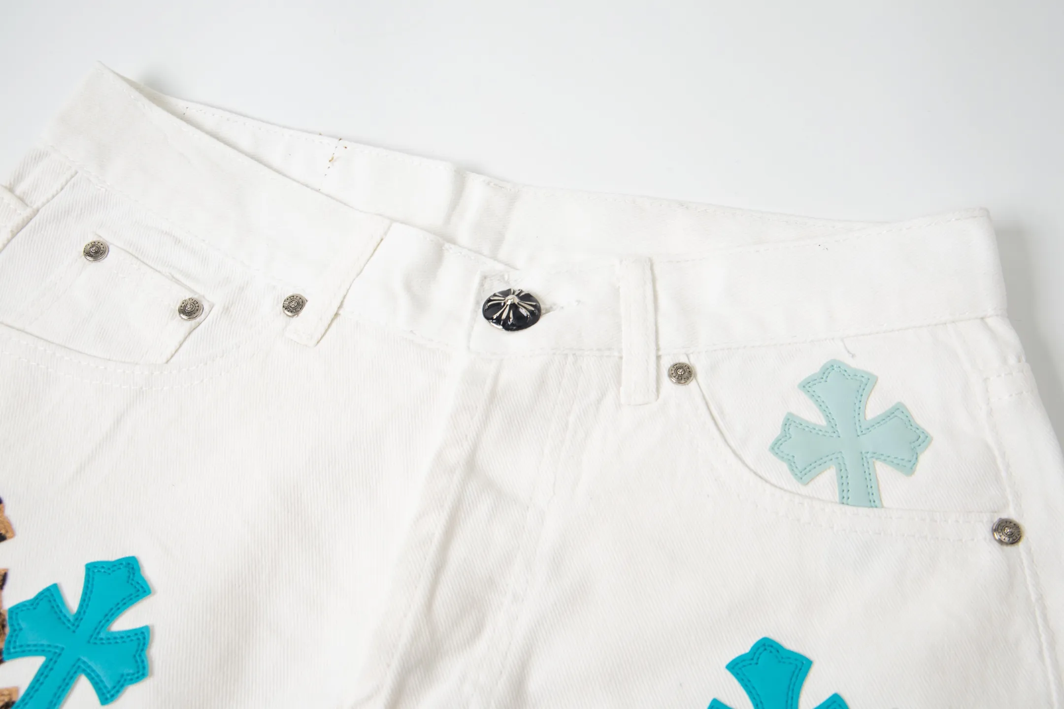 P260 Chrome Hearts 25SS white pants with three-color leopard print blue leather jeans. Chrome Hearts' pants with the most popular colors are made of beaded canvas fabric. Heavy washing makes the upper body of the fabric more textured and the pants are tall and straight! The three-dimensional cutting of the whole trousers is a masterpiece! The hardware is customized by zp. The beaded canvas fabric is thick and soft after being washed. It has good breathability. Customized small leather label. Unique design. The details are simple and elegant, and the workmanship is exquisite. The whole trousers are neatly routed and the details are in place! It’s so cool that both men and women can easily control the genderless trend! Style number: 1771# Color: White Size: 28 30 32 34 36